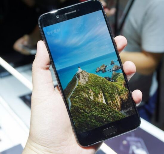 据俄罗斯《消息报》9月22日报道,第三代yotaphone双屏智能手机已在