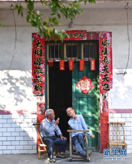 陕西频道 社会 原标题:"爷爷"的微笑     今年72岁的钟瑞金是江西会昌