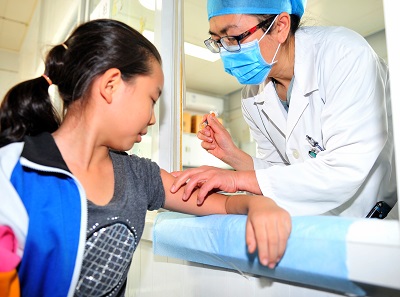 10岁女孩接种北京宫颈癌疫苗第一针!