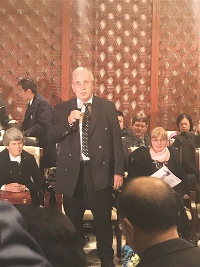拉贝的后人观看演出后感动落泪.