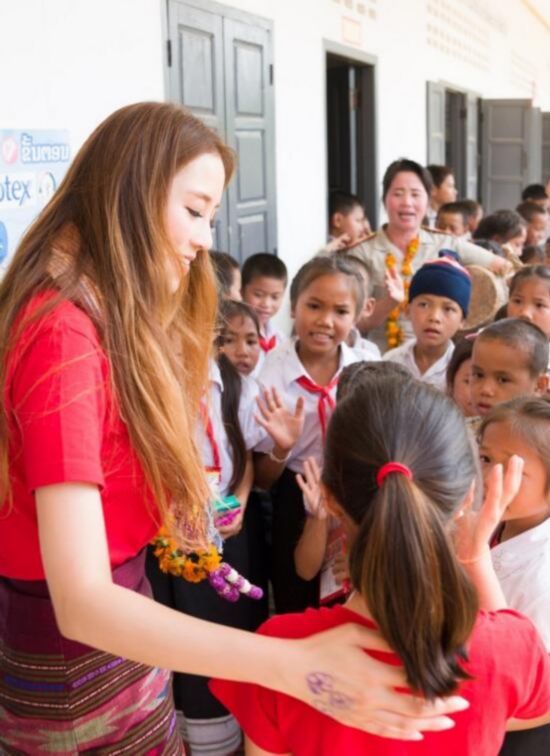 千亿阔太徐子淇带儿女老挝做公益_公益中国