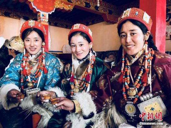 西藏迎来普兰藏历新年 喝青稞酒跳锅庄舞祈福