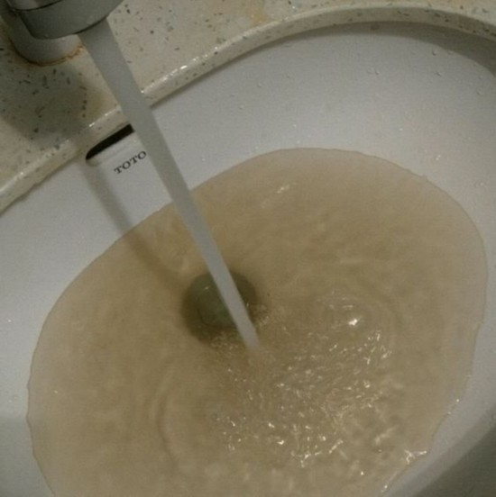 西安一小区生活用水水质浑浊 业主质疑是否达标