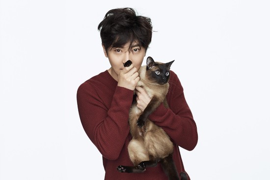 郭京飞冬日写真曝光 与猫互动暖化人心