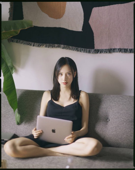 高圆圆同门师妹孙嘉灵曝写真 俏皮可爱气质动人