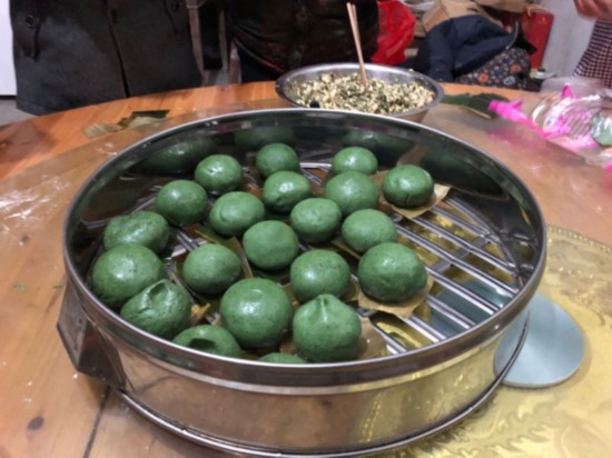 大家包的"各种形状"的青团.邓国芳 摄