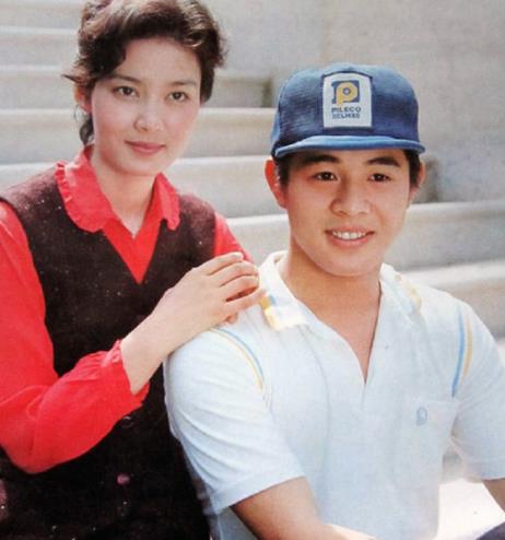 她是首位登上《时代周刊》的华人艺人.