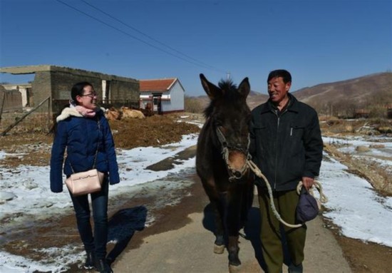 新闻资讯 资讯 岢岚县黑峪村"第一书记"葛爱萍(左)在和路遇的村民聊天