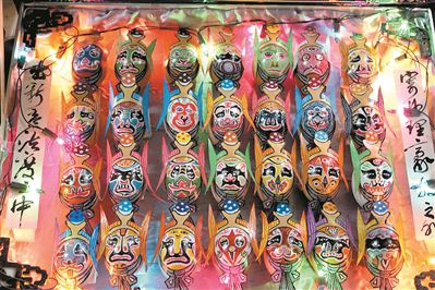 老人退休后蛋壳作画自学成才 画尽三千京剧脸谱