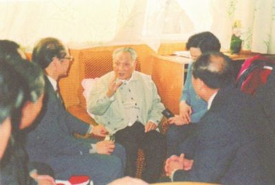1992年初,邓小平在视察南方途中发表谈话