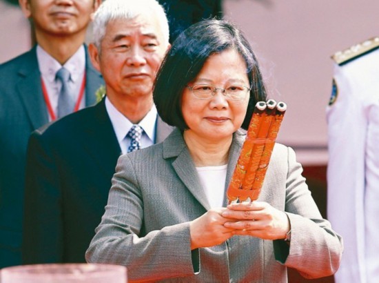 据台湾"东森新闻云"报道,台湾地区领导人蔡英文执政即将满两周年