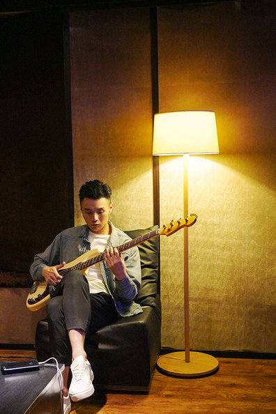 李荣浩弹吉他由江苏卫视倾情打造的音乐唱作真人秀《无限歌谣季》今天