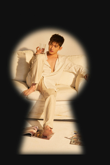 张翰写真慵懒风十足 展现自在随性