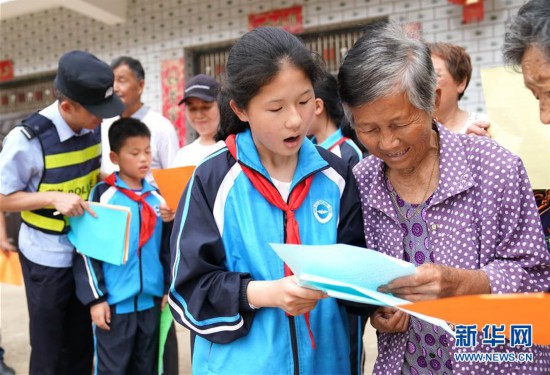 5月29日,湖北省孝感市闵集中学学生志愿者程静怡(右二)参加入村