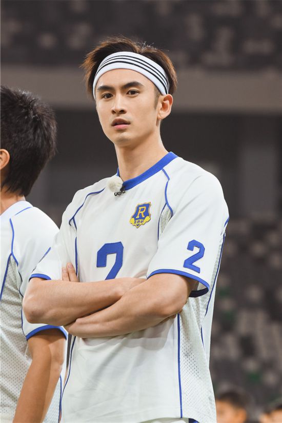 《奔跑吧》鹿晗搭档偶像菲戈 挑战"以一敌百"