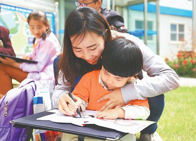 陕西频道 社会 原标题:给妈妈画肖像 农民工子女兰州行是中建三局