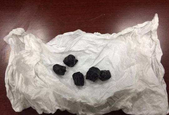 楼下进行毒品交易 泸州古蔺两毒贩被当街抓获--陕西频道--人民网