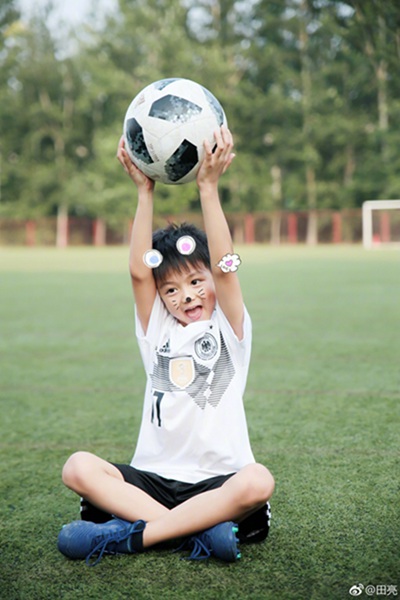 田亮晒儿女踢球萌照 森碟躺草地长腿逆天 小亮仔甜笑可爱