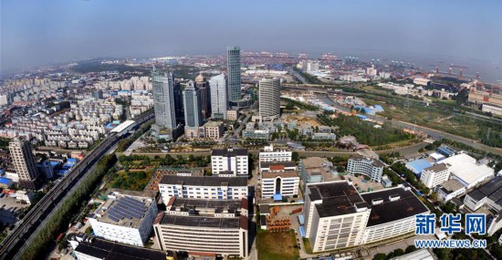 这是2013年10月29日拍摄的上海自贸区外高桥区域一景.