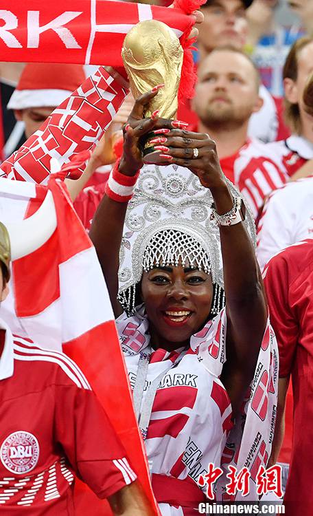 一位丹麦球迷手持"大力神杯". 中新社记者 毛建军 摄