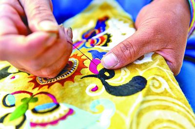 传统工艺贵州工作站在苗妹传习基地开展刺绣培训