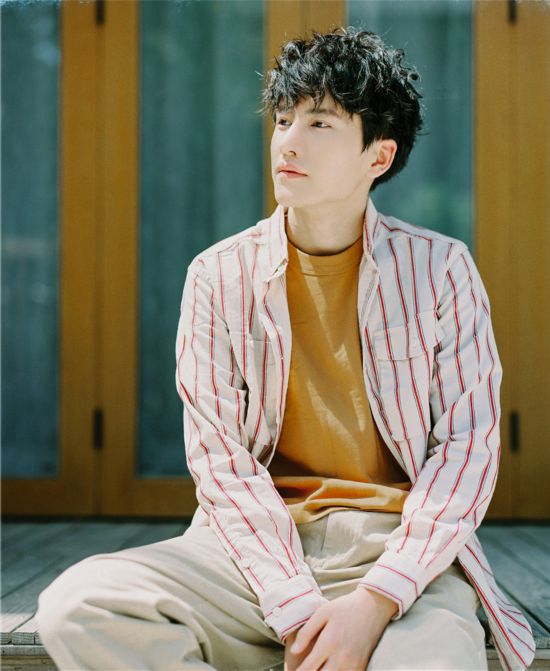 赵越曝最新写真 青春气息十足