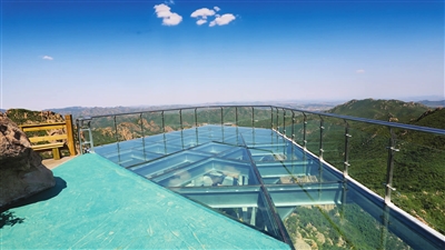 大黑山玻璃栈道.
