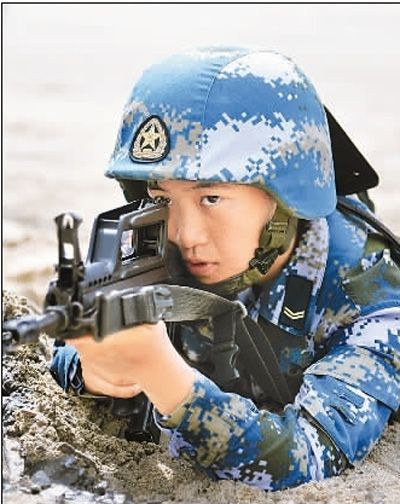 图为宋玺在训练射击.