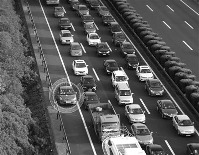 无人机监控违法车辆.警方供图