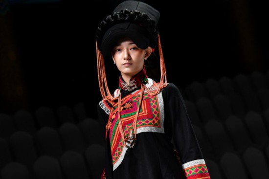 撷彝乡山间一抹亮色阿牛阿呷中国国际时装周深情演绎白云间