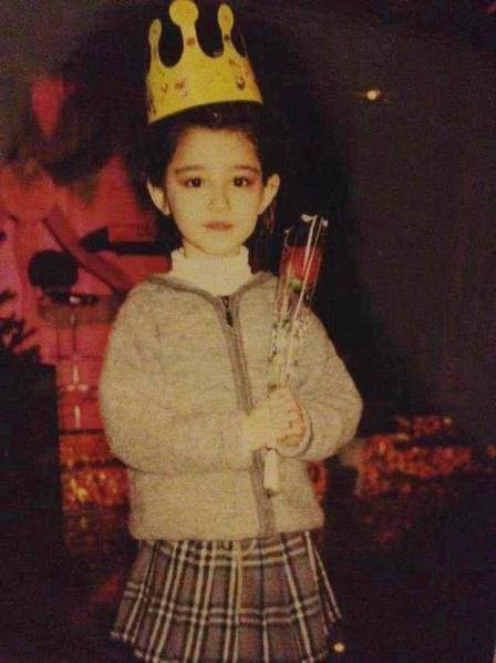 一舞成名!新疆女孩哈妮克孜童年照曝光像极洋娃娃