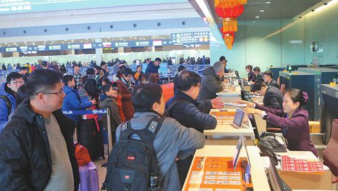 哈尔滨机场办理登机的旅客排成长队(记者 苏强 吴利红 摄)