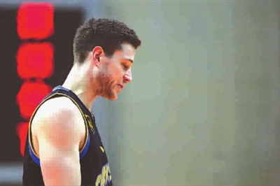 上海男篮主场惜败于深圳队 弗雷戴特走下神坛?