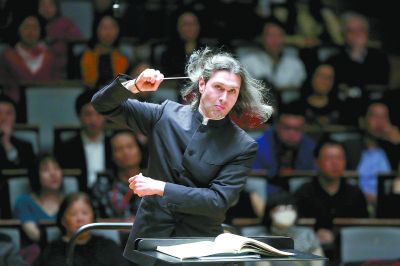 尤洛夫斯基的指挥动作夸张,富有戏剧性.