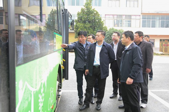 范县考察团来潢川县考察村村通客车工作