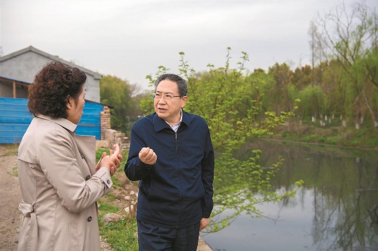 3月27日,省委书记李锦斌在马鞍山市雨山河沙塘段河道调研城市污水