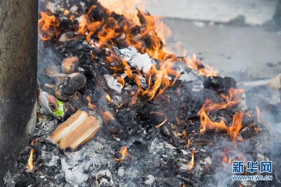 根据习俗,犹太人在逾越节期间,不能吃包括面包在内的一切发酵食品,只