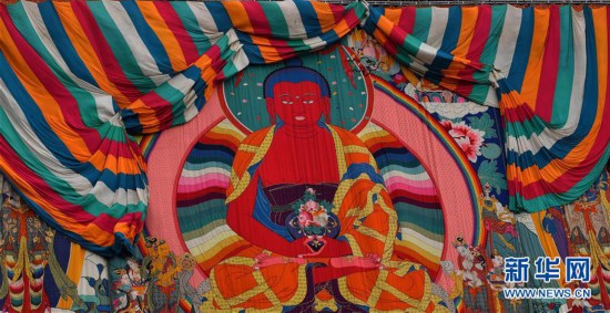7月15日,日喀则扎什伦布寺展出无量光佛巨幅唐卡佛像.