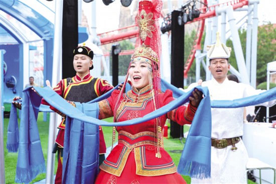 推介会现场,乌兰牧骑演员倾情表演并向嘉宾敬献哈达.