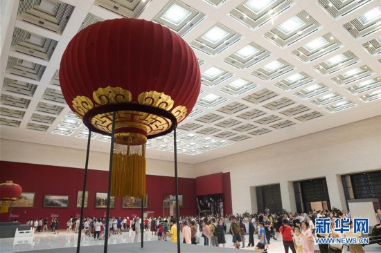 展出的开国大典时天安门城楼上悬挂的灯笼(8月9日摄).
