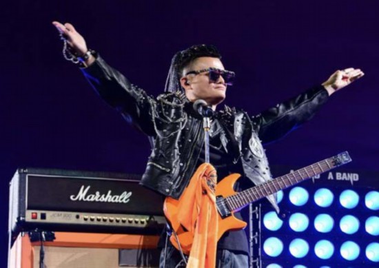 马云唱怒放的生命墨镜脏辫朋克造型现身