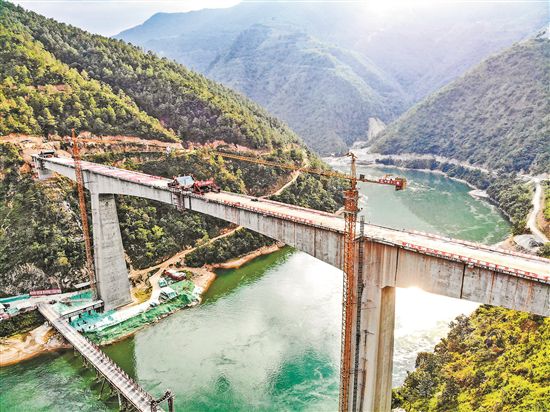 大理至临沧铁路澜沧江双线大桥合龙