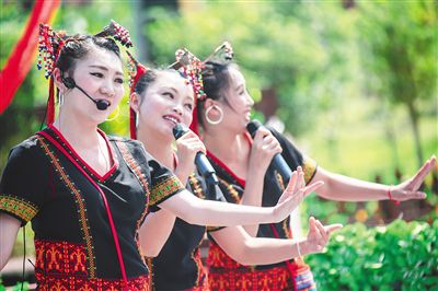 琼中的黎族阿妹在唱歌 海南日报记者 李幸璜 摄