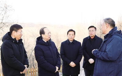 11月28日,自治区党委书记石泰峰深入赤峰市喀喇沁旗马鞍山林场调研
