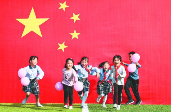 我和国旗合影小学生图片