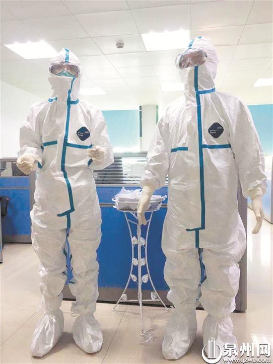 泉州市疾病预防控制中心微生物检验科工作人员穿上防护服