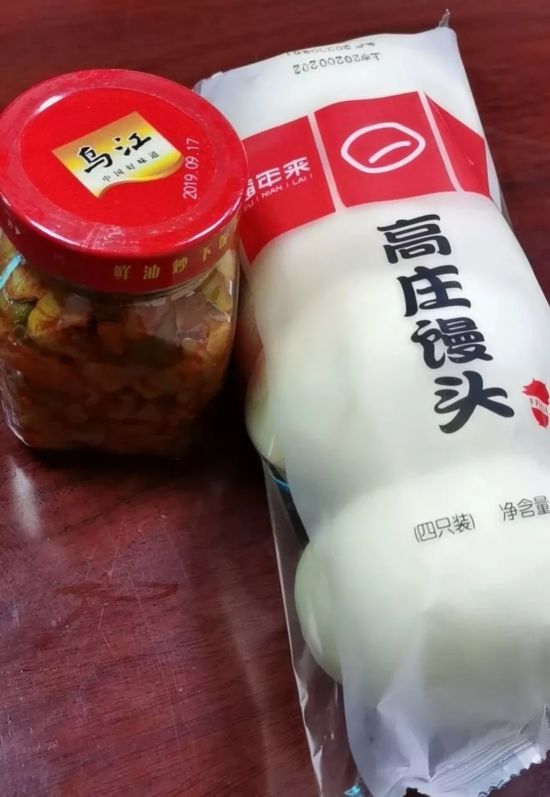 七里站街道人武部部长, 就带了简单的馒头咸菜,他说吃起来方便,不