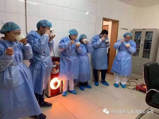 陈景佳的丈夫张玮,主治医师,是阿坝州首例确诊病例患者医疗团队的