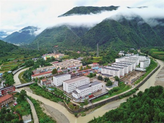 张贴着装饰画……近日,沿着平坦的通村硬化路,走进宁陕县金川镇小川村