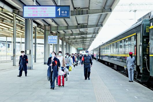 2月26日,草海火车站,在工作人员的引导下,外出务工人员有序进站登车